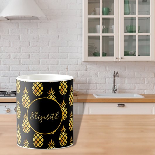 Zwarte gouden anananasappelnaam koffiemok