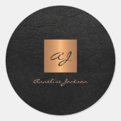 Zwarte gouden elegante script monogram naam leer ronde sticker (Voorkant)