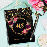 Zwarte gouden geometrische bruine monogram 2022 planner<br><div class="desc">Een zwarte achtergrond. Gedecorbeerd met een faux goudgeometrisch lijst en bruine,  roze en goudkleurige bloemen,  bloemen en bloemen van roos. Faux gouden sterren druppelen. Pas uw monogram letters,  initialen en een tekst,  titel aan en voeg deze toe. Ideaal voor school,  werk of het organiseren van je persoonlijke of gezinsleven.</div>