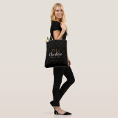 Zwarte gouden glinster monogram naam elegant tote bag (Op model)