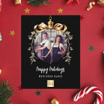 Zwarte gouden kerstbal zakelijke foto kerstkaart flyer<br><div class="desc">Houd er rekening mee dat flyerpapier erg dun is. Enveloppen zijn niet inbegrepen. Voor dikkere Vakantie kaarten (zelfde ontwerp) kunt u terecht in onze winkel. Vier het seizoen met onze verfijnde kerstkaarten met zwarte achtergrond, speciaal ontworpen voor bedrijven. Personaliseer met de foto en logo van uw bedrijf ingelijst in een...</div>