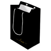 Zwarte Gouden Moderne Script Meisjesnaam Monogram Medium Cadeauzakje (Voorkant Gekanteld)