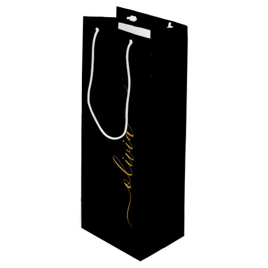 Zwarte Gouden Moderne Script Meisjesnaam Monogram Wijn Cadeautas (Voorkant Gekanteld)