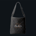 Zwarte gouden monogram naam elegant  crossbody tas<br><div class="desc">Een elegante zwarte achtergrond. Personaliseer en voeg uw naam,  monogram initials toe.  Uw monogram als achtergrondpatroon. De naam is geschreven in een handgeschreven stijl script. Witte en gouden letters.</div>