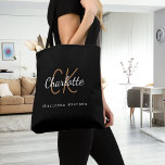 Zwarte gouden monogram naam initiële script tote bag<br><div class="desc">Personaliseer en voeg je voornaam,  monogram initiaal en volledige naam toe.  Zwarte achtergrond,  witte en gouden tekst. De naam is geschreven in een moderne handgeschreven stijl script.</div>
