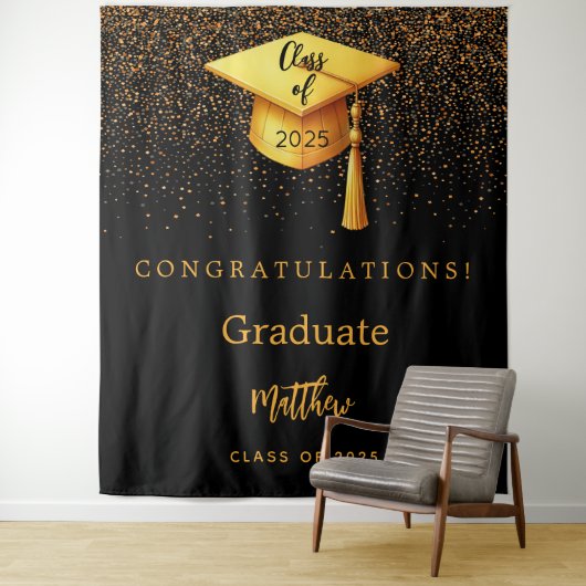 Zwarte gouden pet kwastje afstudeerfeest 2025 wandkleed (In situ)