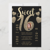Zwarte Gouden Sweet 16 Moderne Foto Glitter Uitnod Kaart (Voorkant)