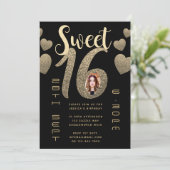 Zwarte Gouden Sweet 16 Moderne Foto Glitter Uitnod Kaart (Staand voorkant)