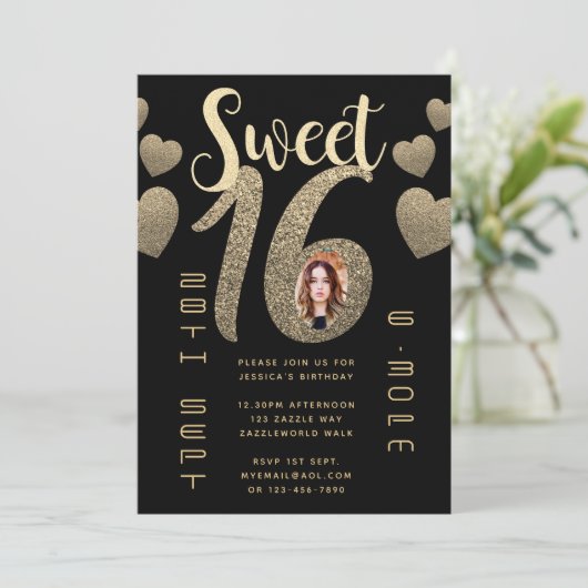 Zwarte Gouden Sweet 16 Moderne Foto Glitter Uitnod Kaart (Staand voorkant)