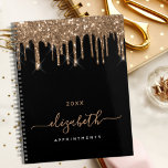 Zwarte goudglitter druppelt monogram naam 2024 planner<br><div class="desc">Een elegante zwarte achtergrond met faux goudglitterdruppels, een druppelende verf. Pas een jaar, naam en titel aan en voeg deze toe. De naam wordt geschreven met een gouden, moderne, met de hand geschreven stijlmanuscript. Ideaal voor school, werk of het organiseren van je persoonlijke of gezinsleven. Om de spoelbeurten te houden...</div>