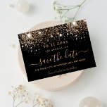 Zwarte goudglitter save the date<br><div class="desc">Een meisje en trendy sparen de kaart van de Datum voor een verjaardagsfeest. Een zwarte achtergrond, versierd met faux goudglitter, sparkles. Pas een datum en een naam aan en voeg deze toe. Gulden gekleurde letters. De tekst: Sparen de Datum wordt geschreven met een groot trendy hand lettered stijlmanuscript met swashes....</div>