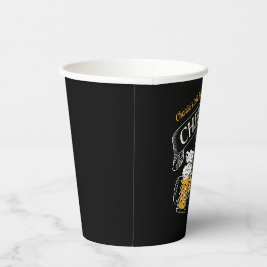 Zwarte goudkaas en bier van elke leeftijd papieren bekers (Rechts)