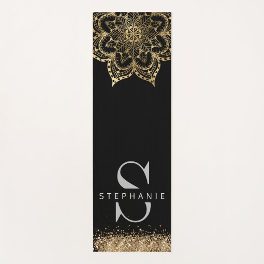 zwarte goudmandala op monogram yogamat (Voorkant)