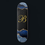 Zwarte goudmonogram Agate Skateboard<br><div class="desc">Goud monogram op zwart met blauwe zwarte goudranden. Glam stijl.</div>