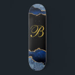 Zwarte goudmonogram Agate Skateboard<br><div class="desc">Goud monogram op zwart met blauwe zwarte goudranden. Glam stijl.</div>