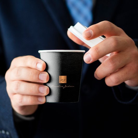 Zwarte goudmonogram, gepersonaliseerde elegant papieren bekers