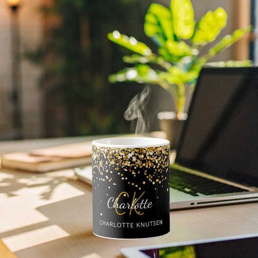 Zwarte goudmonogram koffiemok