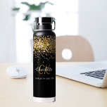 Zwarte goudmonogram waterfles<br><div class="desc">Verhoog uw hydratatie spel met onze Glamorous Gold Confetti Personalized Water Bottle, ontworpen voor vrouwen die stijl en functionaliteit waarderen. Dit chique accessoire is perfect voor het maken van een statement terwijl u gehydrateerd blijft, of u nu in de sportschool, de kantoor of onderweg bent. Verfijnde zwarte achtergrond: de strakke...</div>