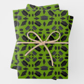 Zwarte graafkap boven groene gras inpakpapier vel (In situ)