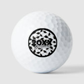 Zwarte gradatiekappen getoseerd in de lucht op wit golfballen (Voorkant)