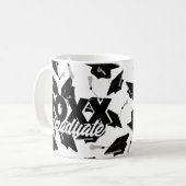 Zwarte gradatiekappen getoseerd in de lucht op wit koffiemok (Voorkant links)