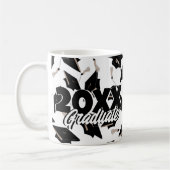 Zwarte gradatiekappen getoseerd in de lucht op wit koffiemok (Links)