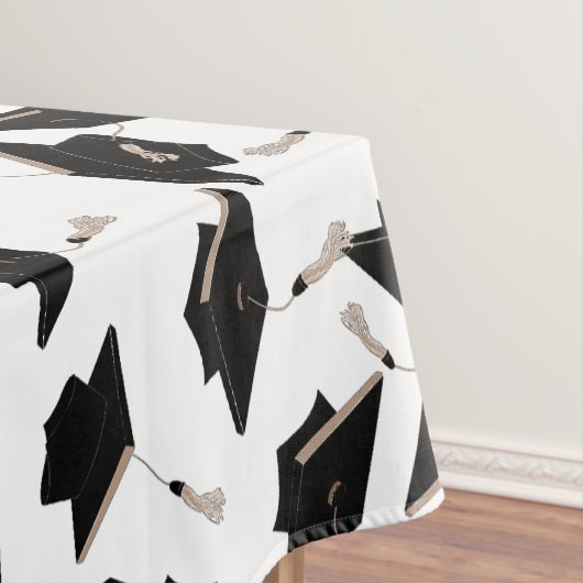 Zwarte gradatiekappen getoseerd in de lucht op wit tafelkleed (Voorbeeld)