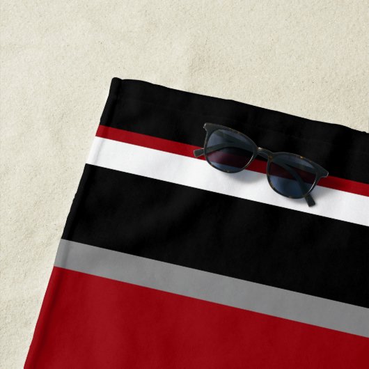 Zwarte, grijze rode en witte strepen strandlaken (In situ)