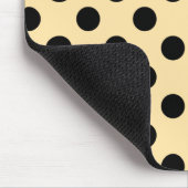 Zwarte haarpunten op bleek geel muismat (Hoek)