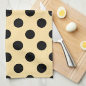 Zwarte haarpunten op bleek geel theedoek (Quarter Fold)
