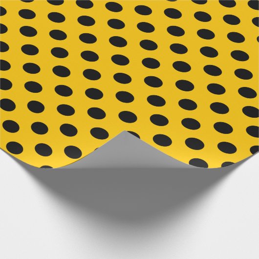 Zwarte haarpunten op geel cadeaupapier (Hoek)