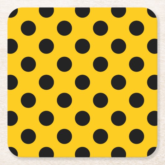 Zwarte haarpunten op geel kartonnen onderzetters (Voorkant)
