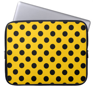Zwarte haarpunten op geel laptop sleeve