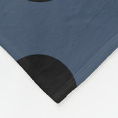 Zwarte haarpunten op grijsblauw fleece deken (Hoek)