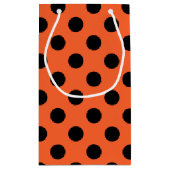 Zwarte haarpunten op oranje klein cadeauzakje (Achterkant)