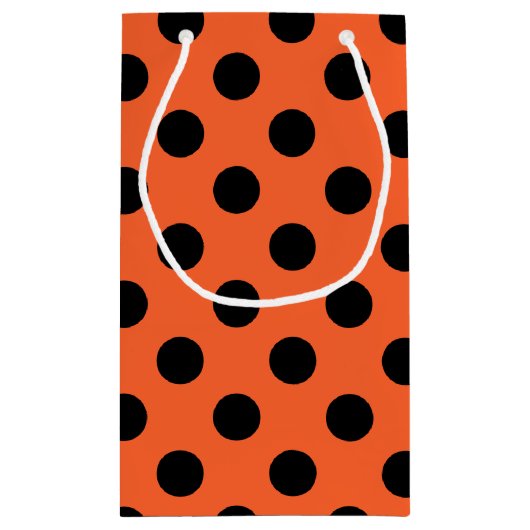 Zwarte haarpunten op oranje klein cadeauzakje (Achterkant)