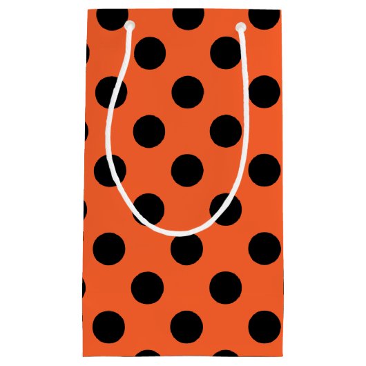 Zwarte haarpunten op oranje klein cadeauzakje (Voorkant)