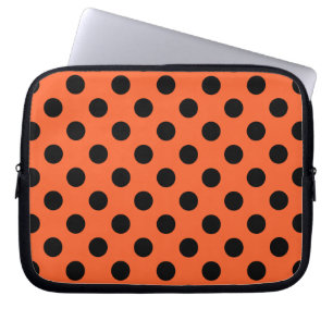 Zwarte haarpunten op oranje laptop sleeve