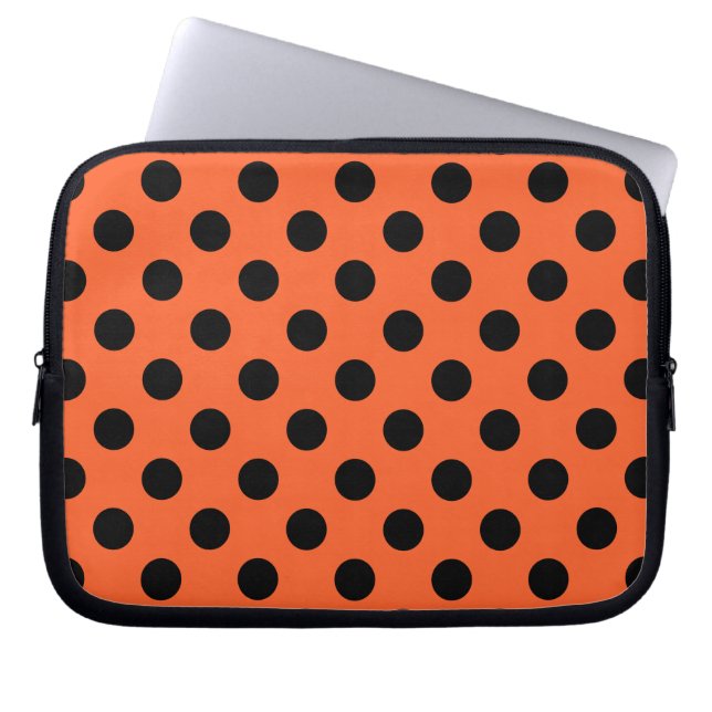 Zwarte haarpunten op oranje laptop sleeve (Voorkant)