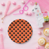 Zwarte haarpunten op oranje papieren bordje (Feest)