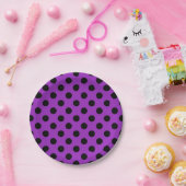 Zwarte haarpunten op paars papieren bordje (Feest)