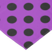 Zwarte haarpunten op paars tafelkleed (Gekanteld)
