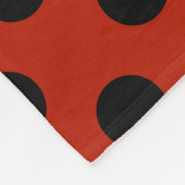 Zwarte haarpunten op rood fleece deken (Hoek)