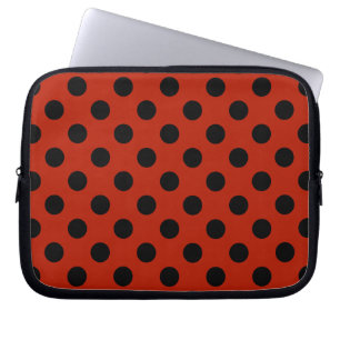 Zwarte haarpunten op rood laptop sleeve