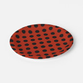 Zwarte haarpunten op rood papieren bordje (Gekanteld)