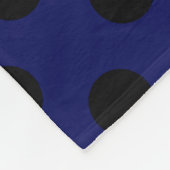 Zwarte haarstaartstippen op blauw fleece deken (Hoek)