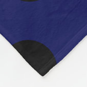Zwarte haarstaartstippen op blauw fleece deken (Hoek)