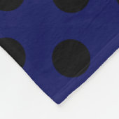 Zwarte haarstaartstippen op blauw fleece deken (Hoek)