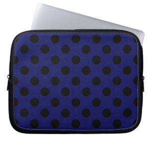 Zwarte haarstaartstippen op blauw laptop sleeve