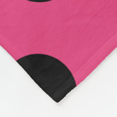 Zwarte haarvlekken op fuchsia fleece deken (Hoek)